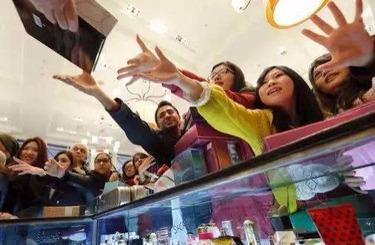 “骚屄”中国人依然爱赴日旅游 消费已由爆买转向网购
